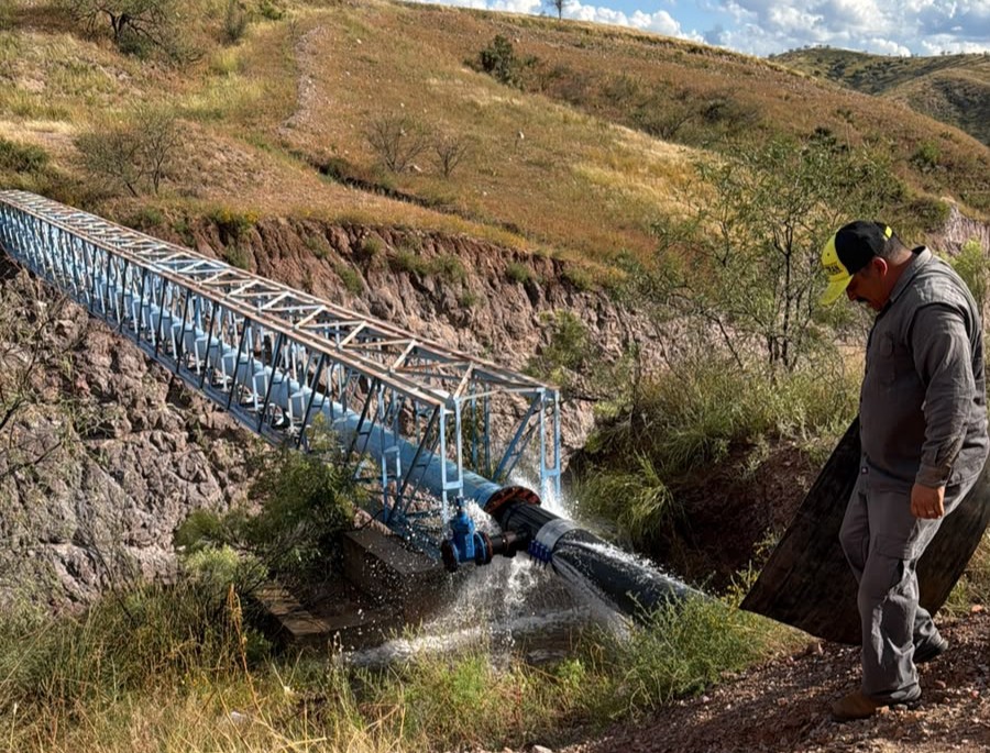 Atienden reparación de línea de agua en Lomas del Sol