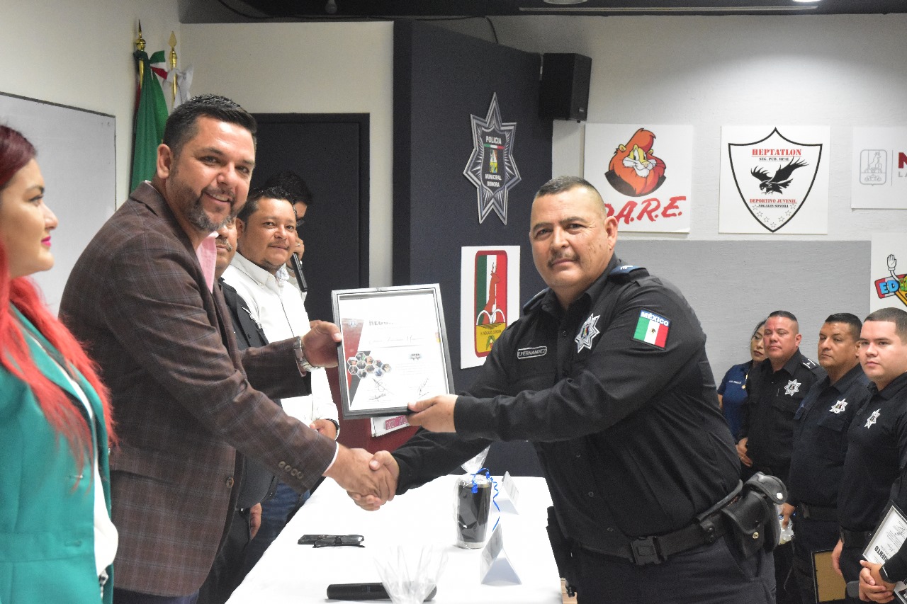 ES ELEAZAR FERNÁNDEZ MAGALLANES POLICÍA DEL MES