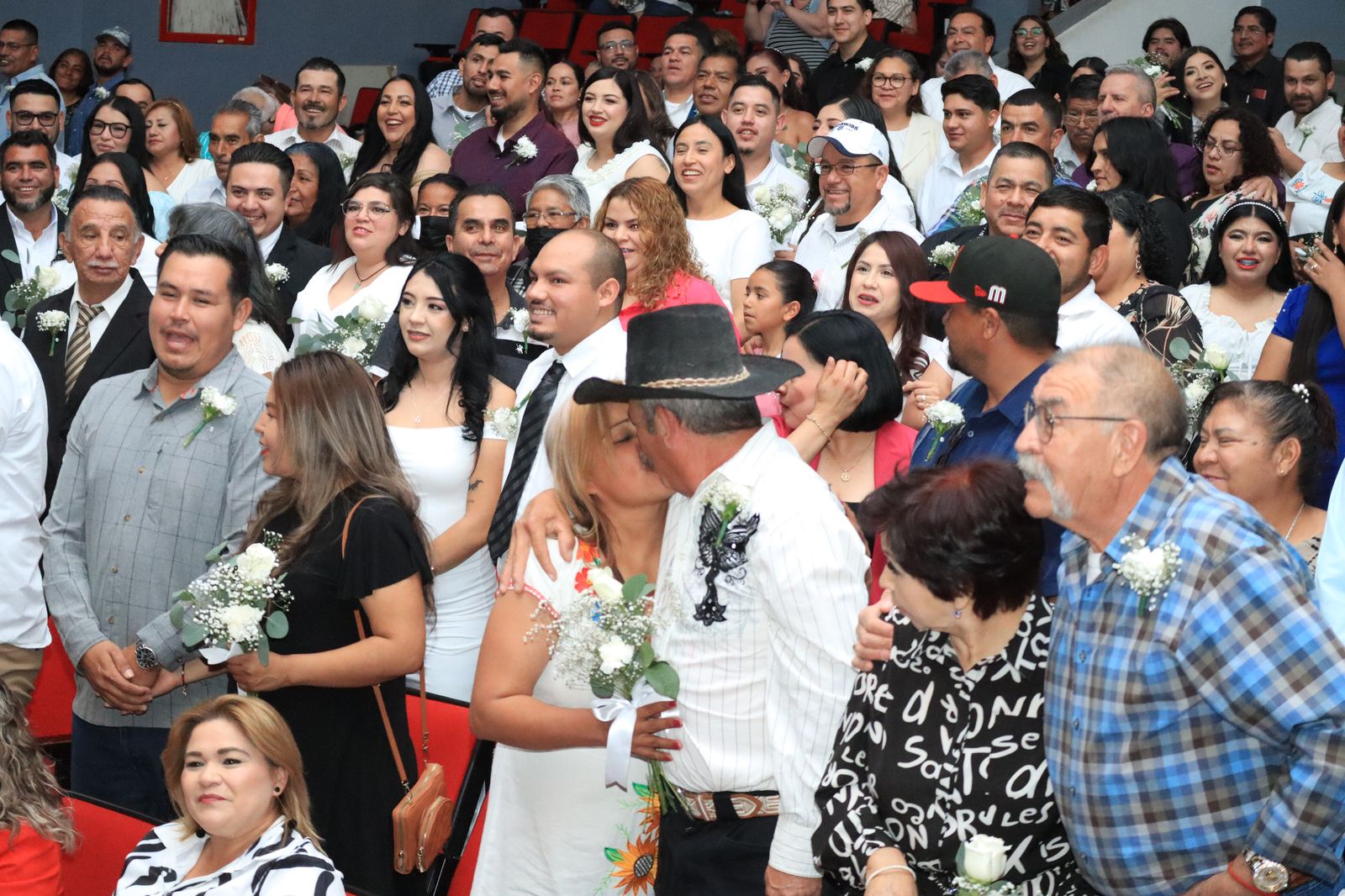 Se legalizan 104 parejas en Matrimonios Colectivos