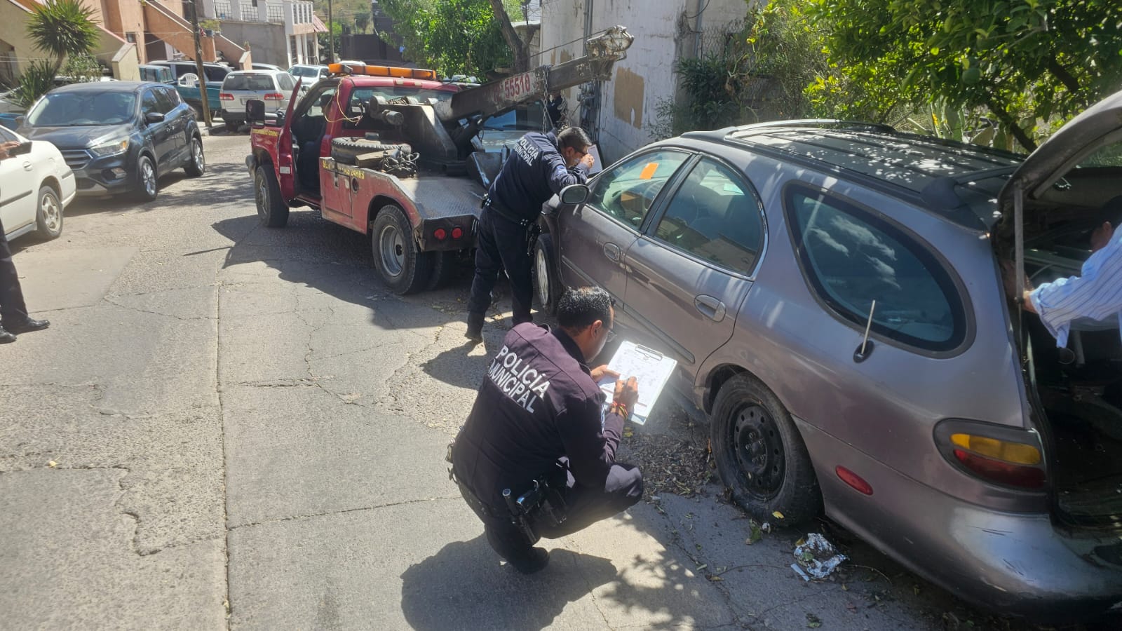 Será permanente programa de remolque de carros abandonados