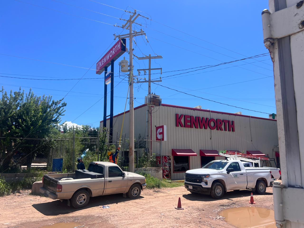 RESTABLECEN OOMAPAS Y CFE POZO KENWORTH