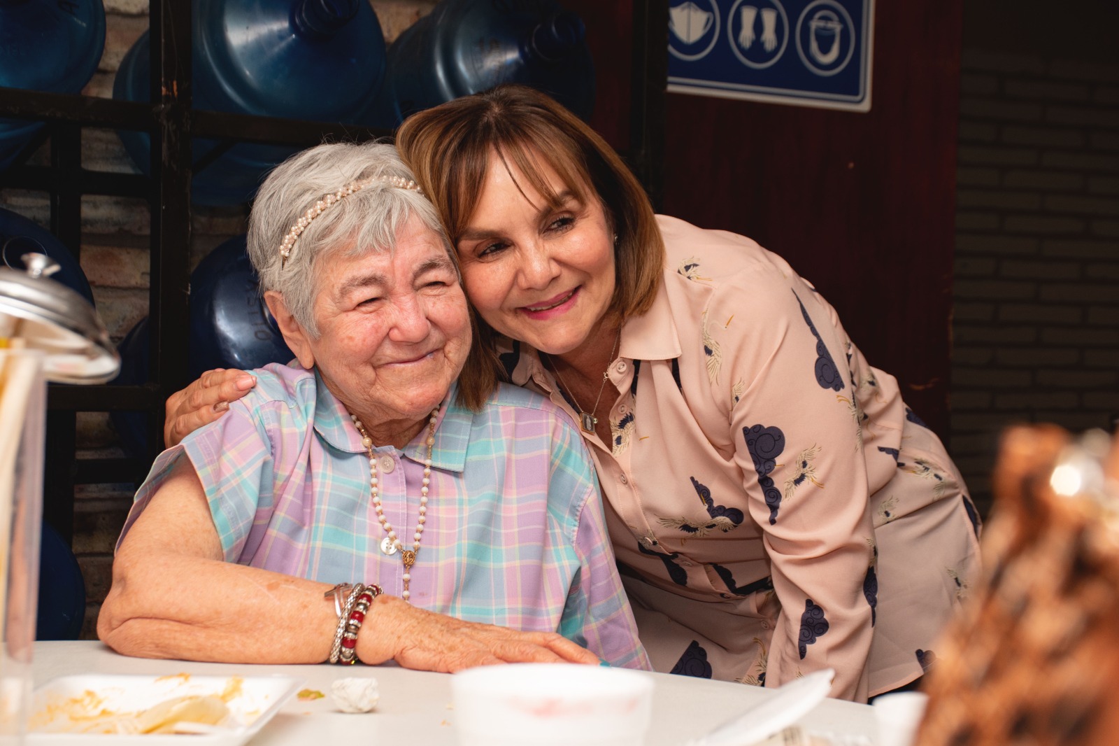 CELEBRA PRIMERA DAMA A LOS ABUELOS DEL ASILO FRANCISCANO