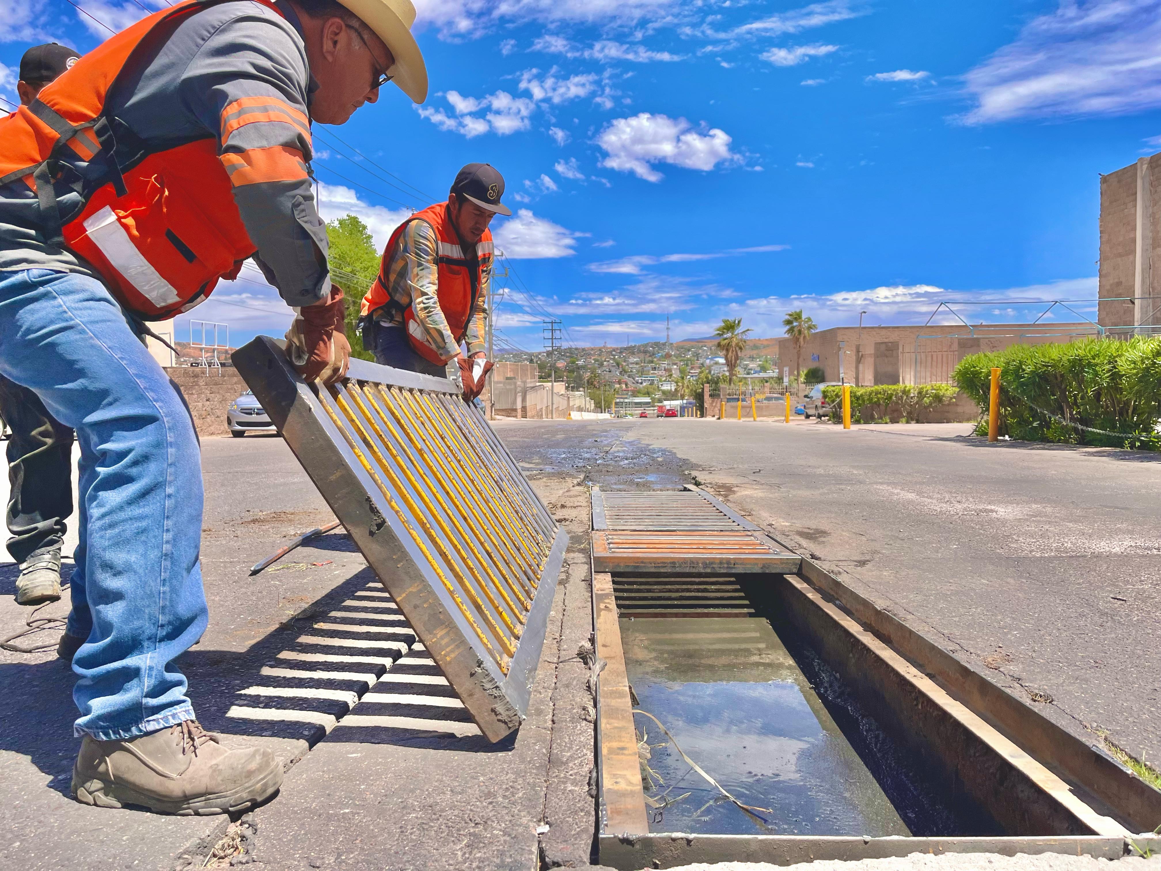 Dan mantenimiento al alcantarillado pluvial