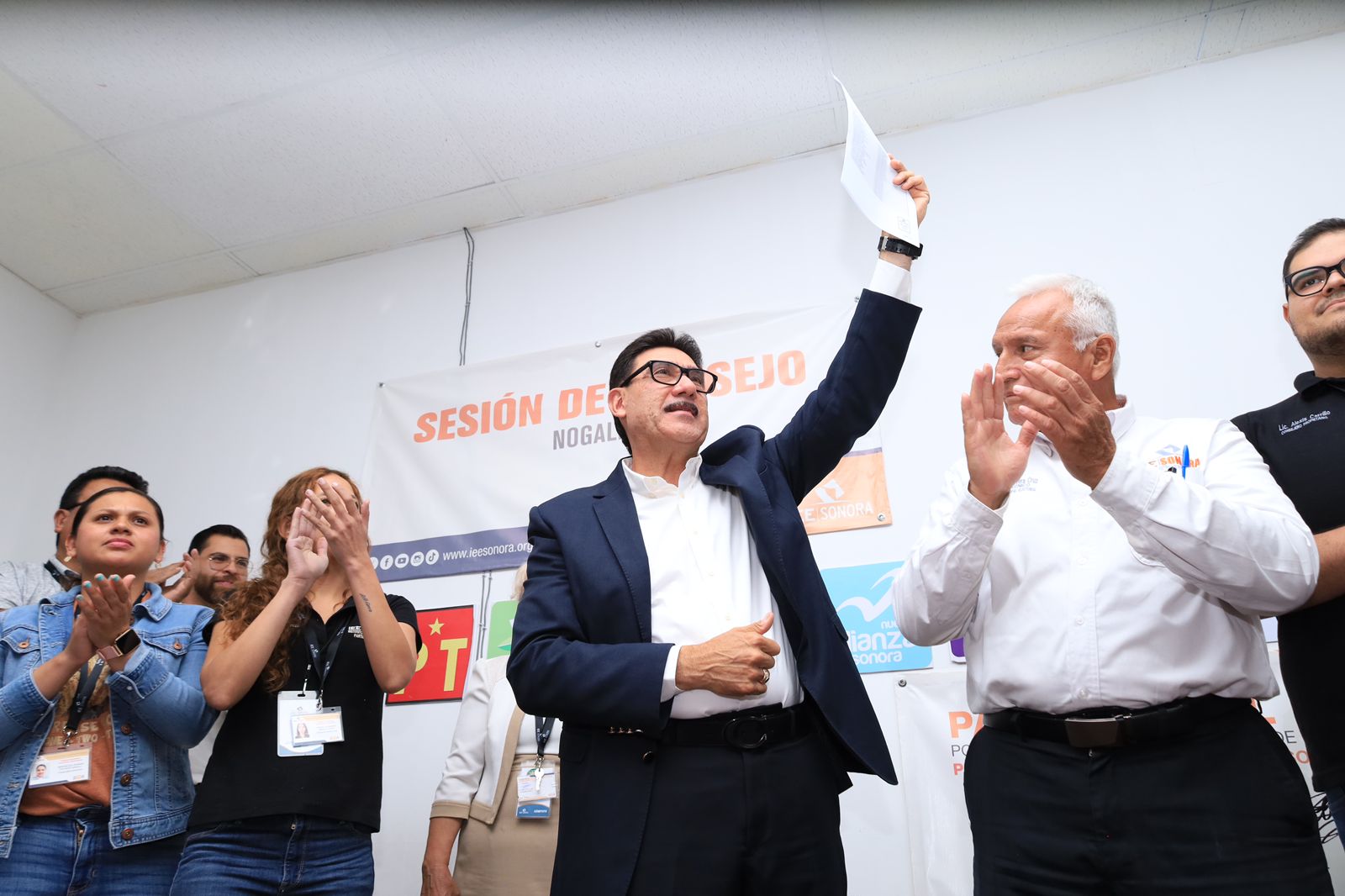 RECIBE ALCALDE REELECTO JUAN GIM CONSTANCIA DE MAYORÍA EN CME
