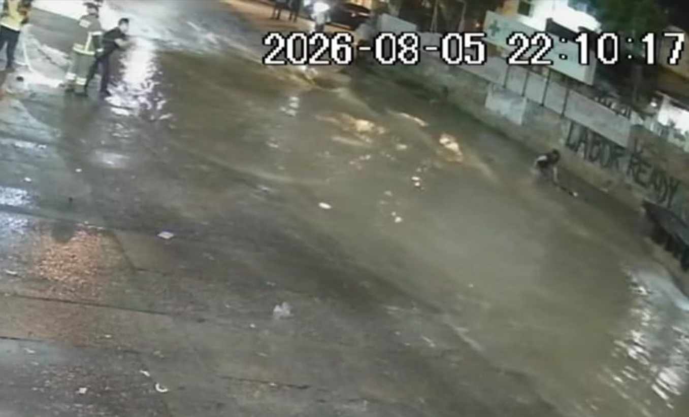 Cruzar arroyos pone vidas en riesgo