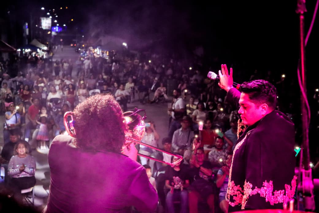 Cierran festejos del Día de las Madres con tributo a Juan Gabriel