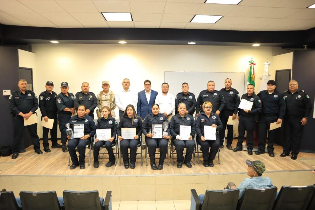 RECONOCE EL ALCALDE AL POLICÍA DEL MES DE ABRIL