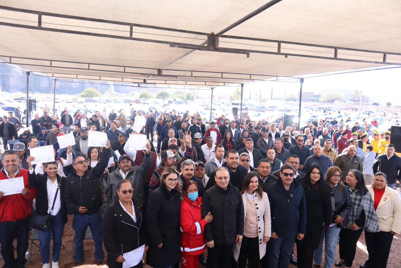 ENTREGA GOBERNADOR 319 CONCESIONES PARA TAXIS